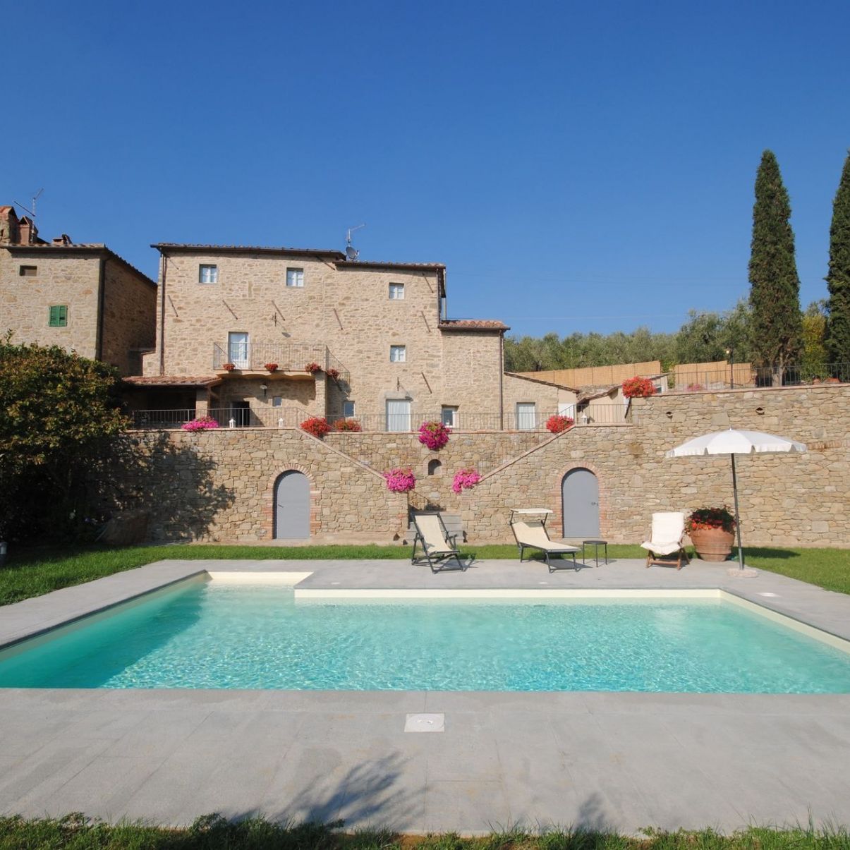 7 night stay in a 4 bedroom villa in Tuscany for 8 people