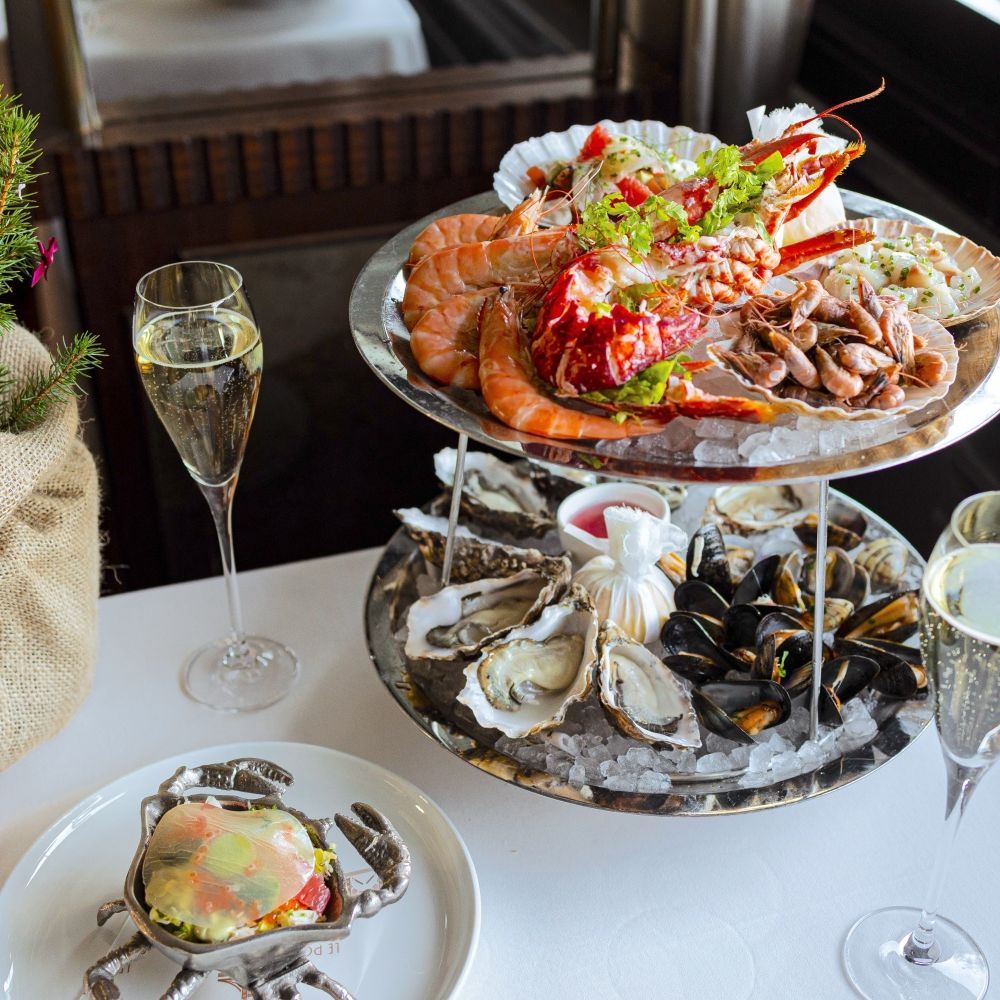 Dining for 6 people at Pont de la Tour