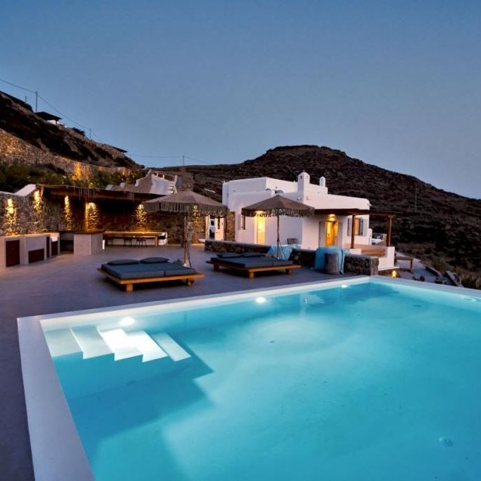 5 nights in scenic villa for 6 people in Mykonos
