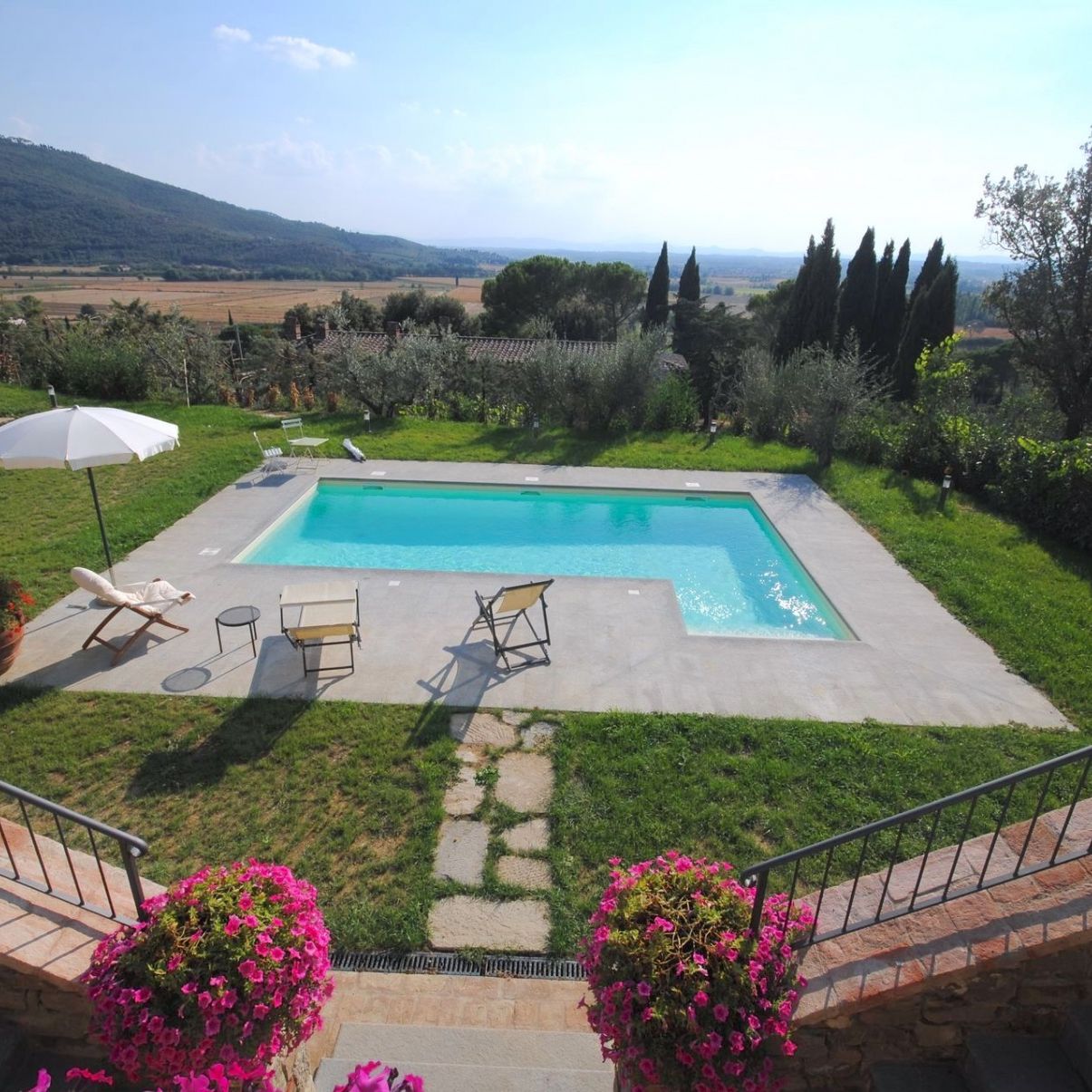 7 night stay in a 4 bedroom villa in Tuscany for 8 people